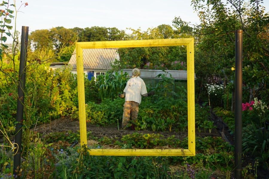 Gelber Rahmen, die den Garten wie ein Bild erscheinen läßt