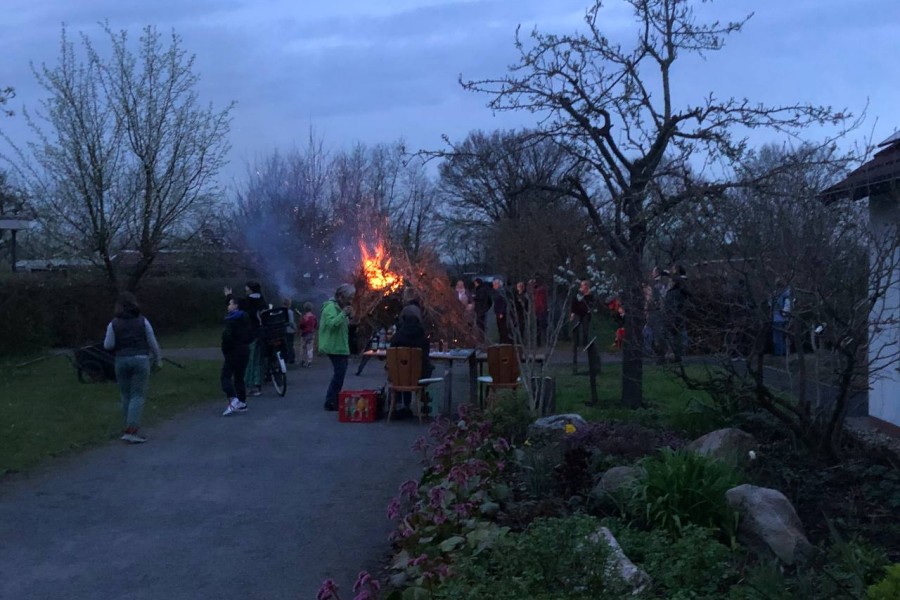 Besucherinnen und Besucher rund um das Osterfeuer 2024