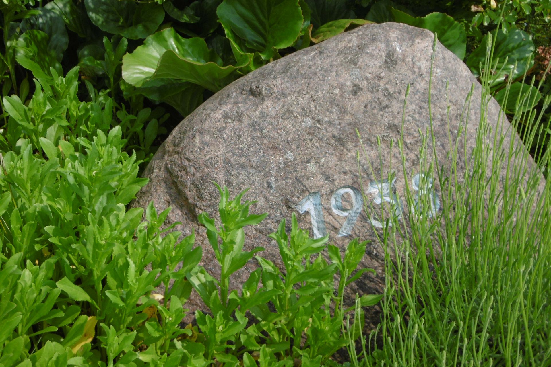 Großer Findling mit dem eingravierten Gründungsjahr 1938