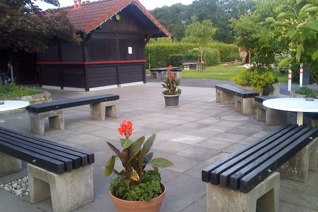 Grillhütte mit Sitzbänken für das gesellige Feiern