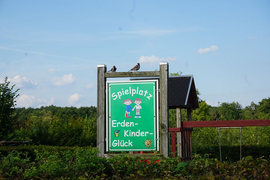 Schild 'Spielplatz -Erdenkinderglück'