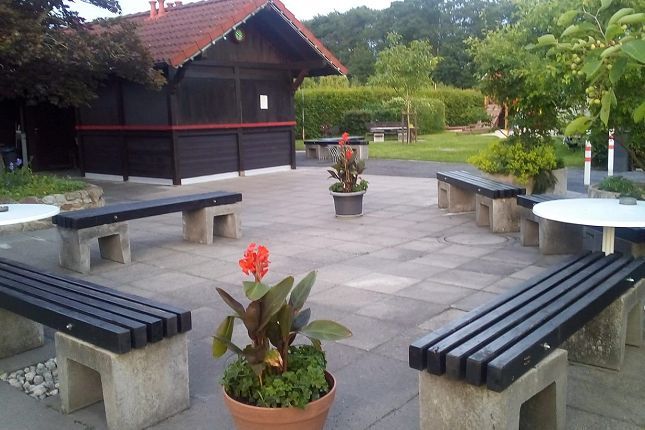 Grillhütte mit Sitzbänken für das gesellige Feiern