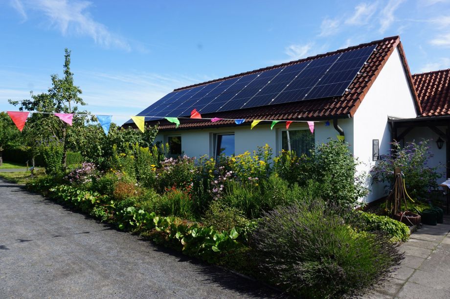 Das Vereinshaus von außen, geschmückt mit einer Wimpeleine