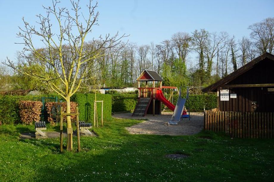 Kinder willkommen: Spielplatz mit Kletterturm und Rutsche