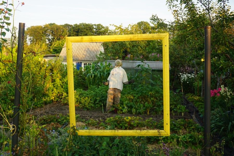 Gelber Rahmen, die den Garten wie ein Bild erscheinen läß