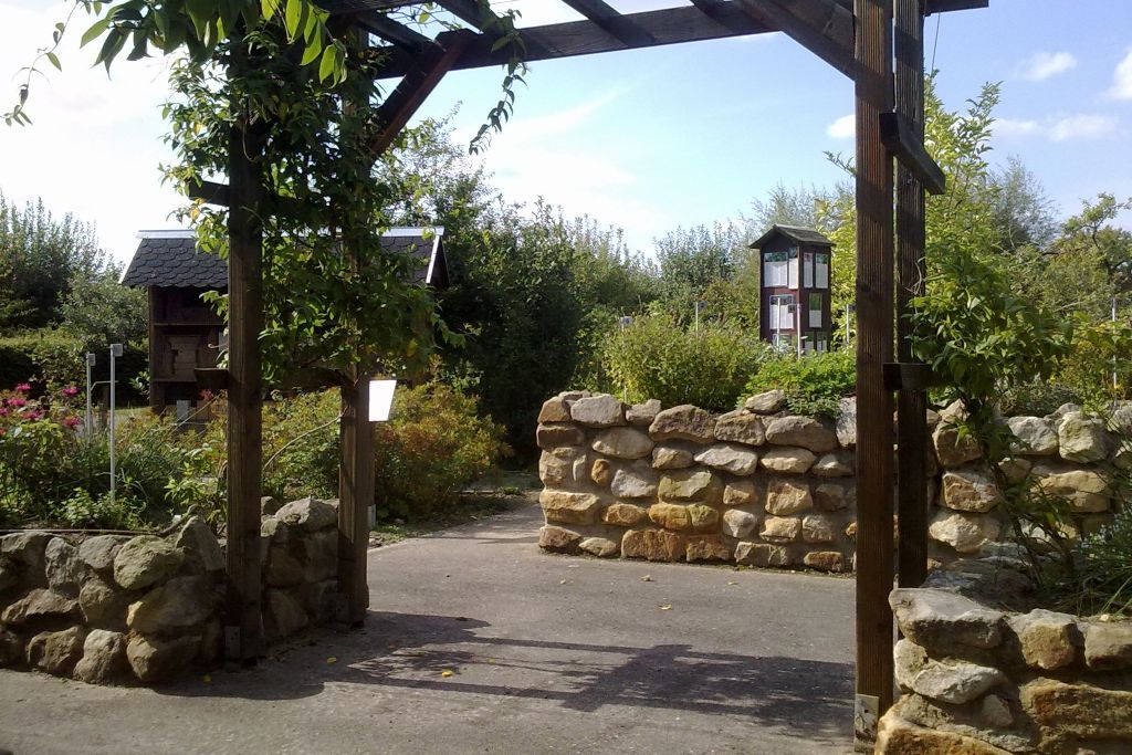 Vorplatz mit Steinmauer